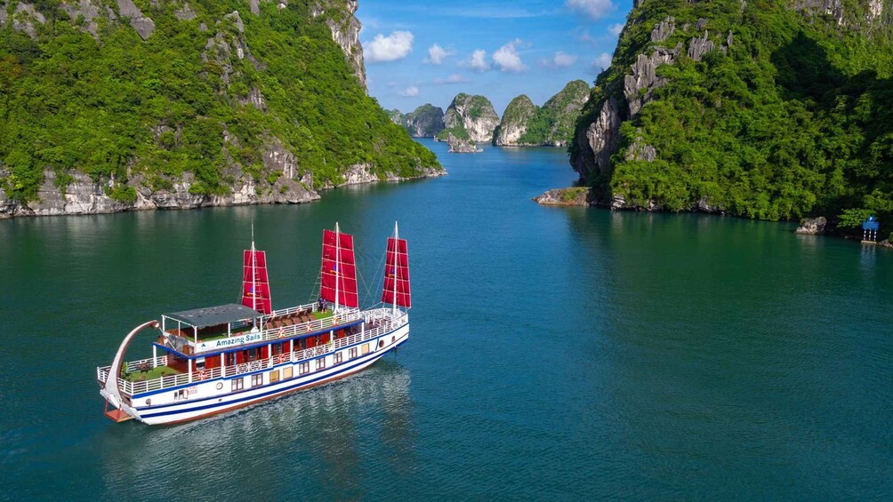 Ha Long Bay - Bai Tu Long Bay Luxury Boat Tour & Transfer