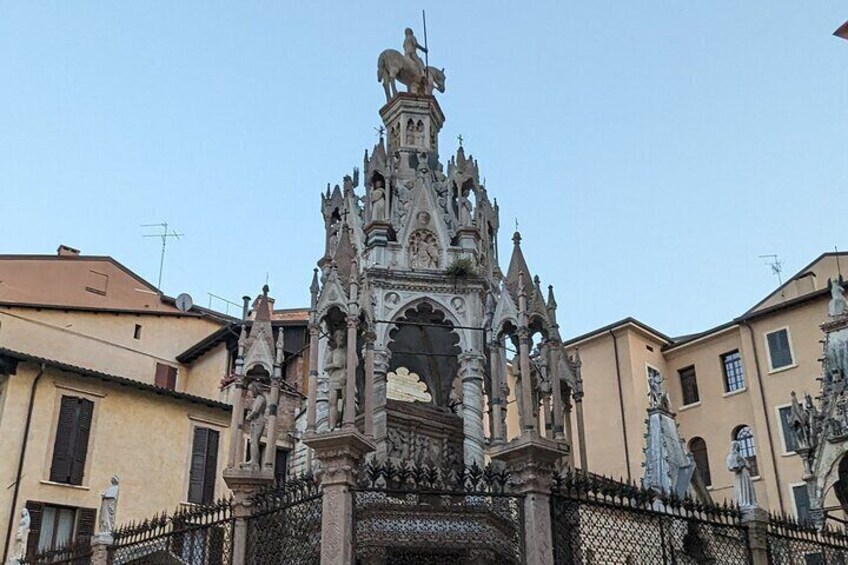 Arche Scaligeri, Dante's friends Tombs