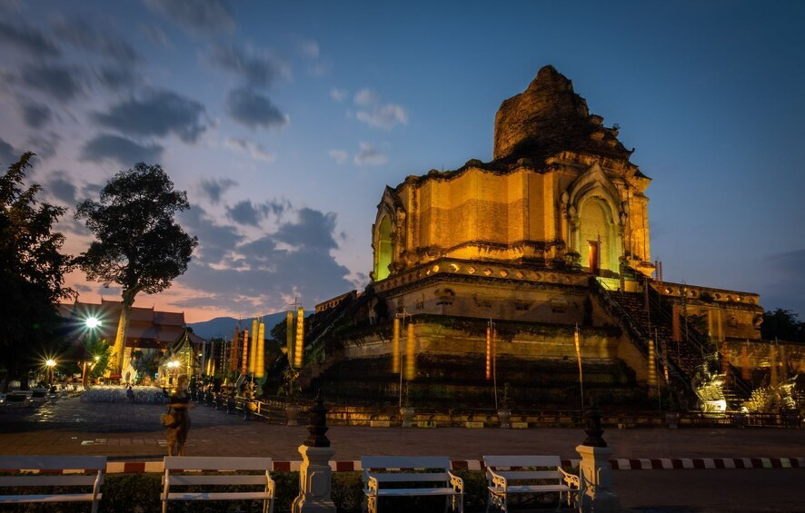 Chiang Mai: Tuk-Tuk Evening Temples & Market Night Tour