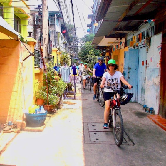 Amazing Bangkok Weekend Bike Tour with Local Floating Market