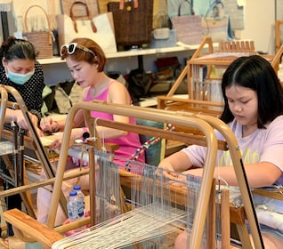 Cours de maîtrise sur le tissage d'écharpes à Bangkok