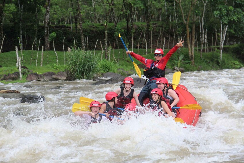 Picture 1 for Activity San Jose Rafting Class 3-4 with Connection to La Fortuna