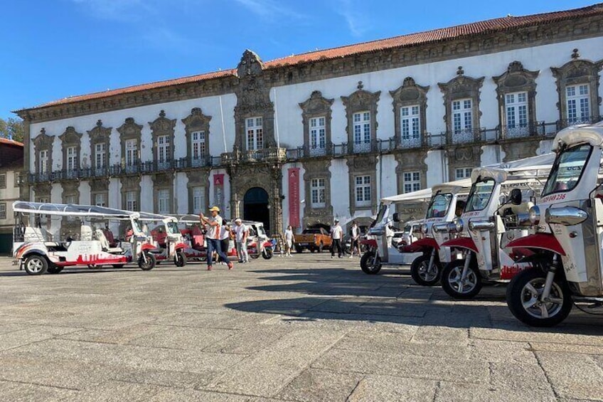 3 Hour Tuktuk Tour in Porto