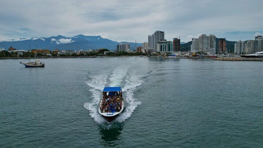 The Mamba leaves from Bahia de Santa Marta - Cabo San Juan.
Behind the Sierra Nevada.