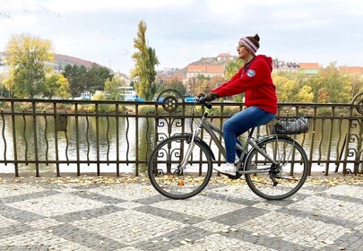 Sykkeltur på landsbygda fra Praha til Karlstejn-borgen