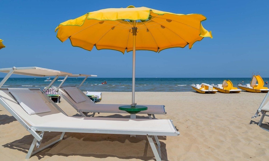 Picture 3 for Activity Rimini: Papaya Beach with Sunbed, Umbrella, Drink and Music
