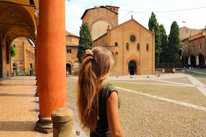 Bologne : Visite privée de Santo Stefano avec dégustation de nourriture