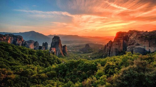 Meteora: Guided Sunset Tour with Monasteries and Caves Visit