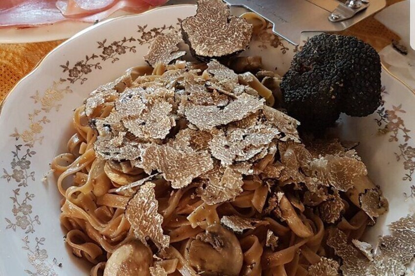 Tagliatelle with freshly picked black truffle