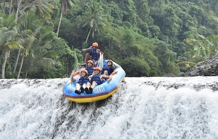 Telaga Waja -joki: Waga Waga: Rafting Retki lounaalla