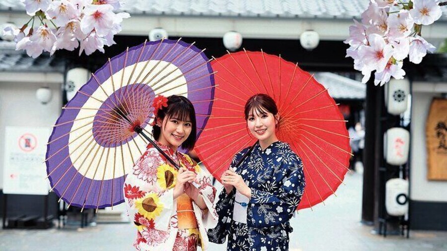 Our store is located in Josaien, a tourist facility located right next to Kumamoto Castle, the symbol of Kumamoto.
