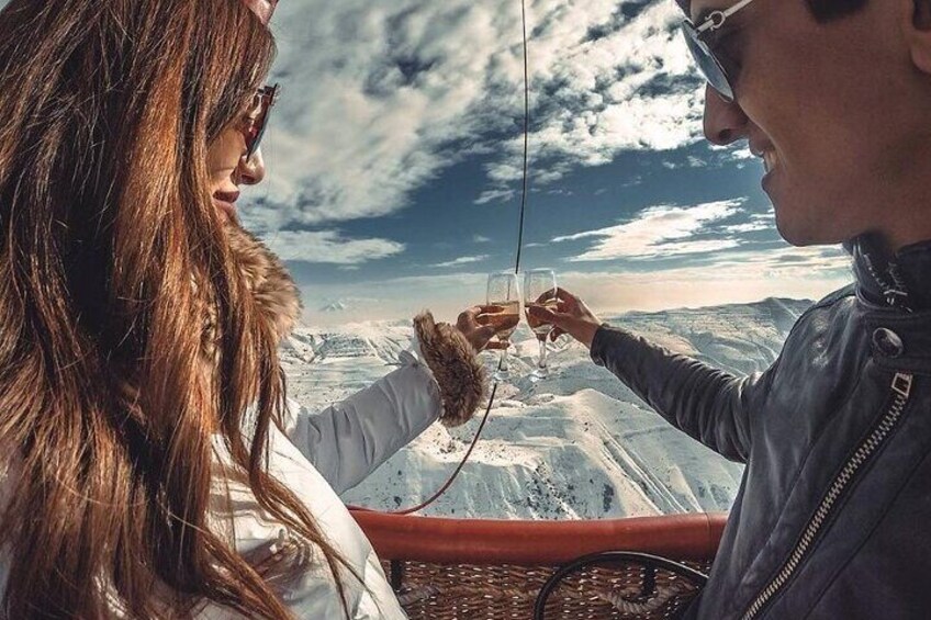  family holidays in Armenia,
unforgettable anniversaries, hot air balloon flight, Fun weekend