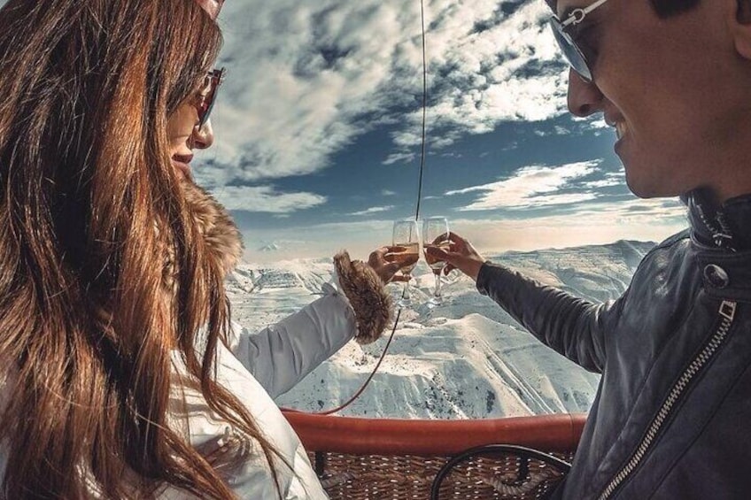 family holidays in Armenia,
unforgettable anniversaries, hot air balloon flight, Fun weekend
