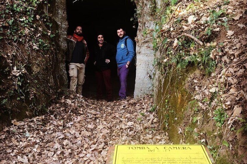 Tomb Hunting and Trekking Adventure in Sovana