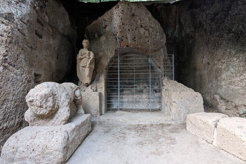 Tomb Hunting and Trekking Adventure in Sovana