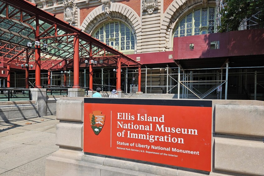 Statue of Liberty & Ellis Island Pre-Ferry Tour with Priority Boarding 