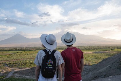 Yerevan: Perjalanan Sehari ke Khor Virap, Noravank, Gua, & Mencicipi Anggur