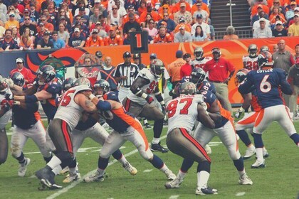 Partido de fútbol de los Denver Broncos en el Empower Field de Mile High