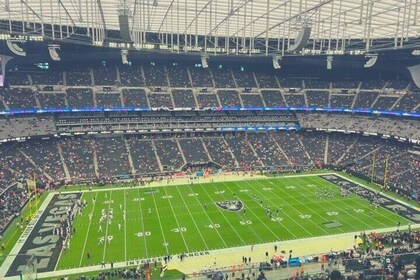 Las Vegas Raidersin jalkapallo-ottelu Allegiant Stadiumilla