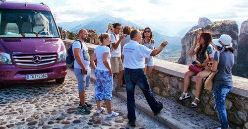 Depuis Athènes : explorez les Météores avec une visite guidée en bus