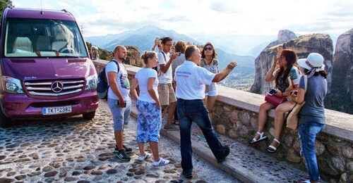 Von Athen aus: Erkunden Sie Meteora bei einer geführten Bustour