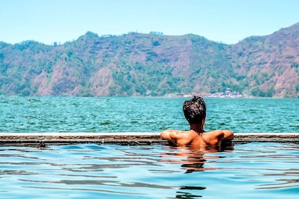 Bali: Batur-vuoren auringonnousuvaellus ja luonnon kuuma lähde.