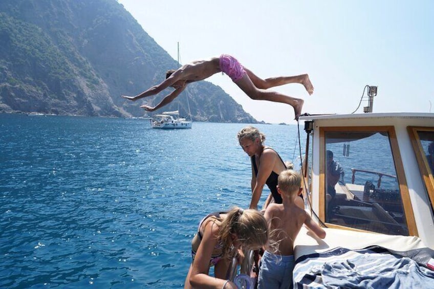 8 Hours Cinque Terre with Lunch on Boat in Spezia