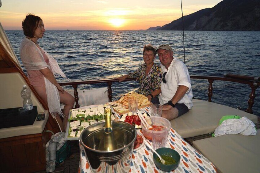 Tour of Apericena at Sunset and Dinner on Boat