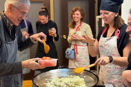 马德里市中心的西班牙海鲜饭工作坊和无限量桑格利亚酒