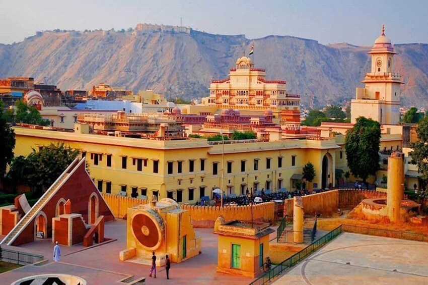 Same day tour of Jaipur from New Delhi all inclusive.