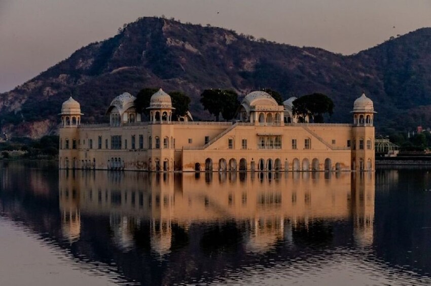 Same day tour of Jaipur from New Delhi all inclusive.