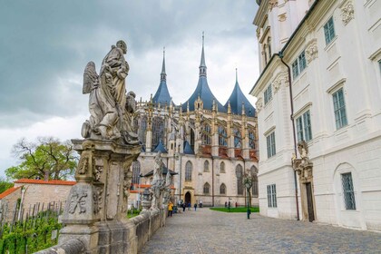 Från Prag: Utflykt till Kutná Hora och benkyrkan med lunch
