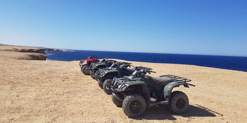 ハルガダ海や山沿いを走るクワッドやバギーのツアー