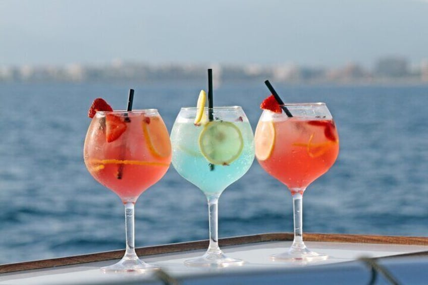 Catamaran excursion in Mallorca through the Bay of Palma with BBQ