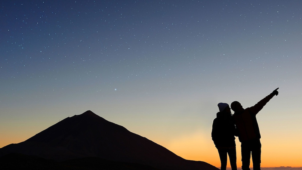 Foto 3 van 4. Couple looking at stars at Teide volcano