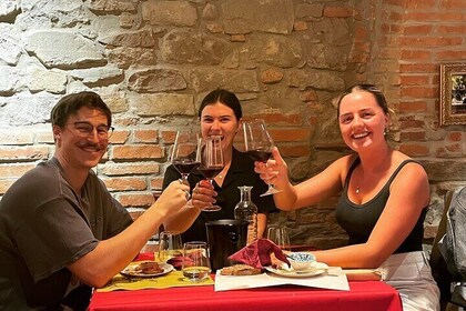 Esperienza di degustazione di vini a Firenze con tre tipi di vino toscano