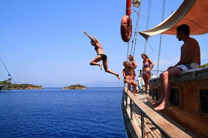 Marmaris: Full-Day Boat Trip with Unlimited Drinks and Lunch