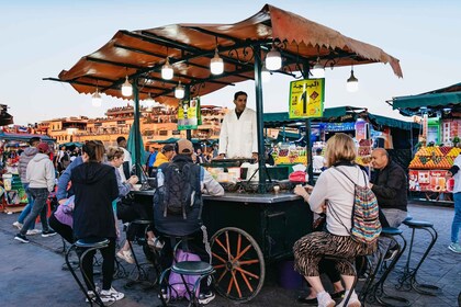 Marrakech: Tour a piedi della Medina di notte con tè marocchino