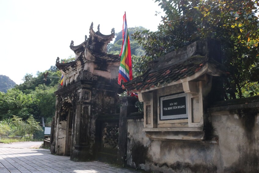 Vietnam : Join In Group Bai Dinh Temple Trang An Eco Hang Mua Hiking Day To