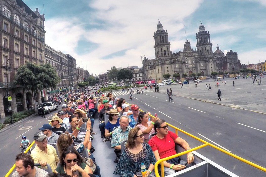 Visit Six Flags and Enjoy a Hop-on Hop-off Panoramic Tour of Mexico City