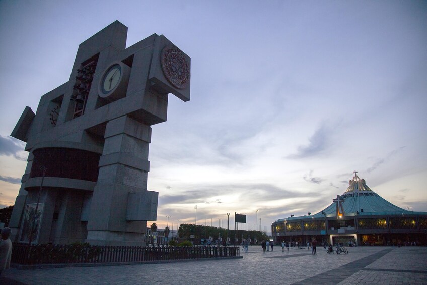 Visit Six Flags and Enjoy a Hop-on Hop-off Panoramic Tour of Mexico City