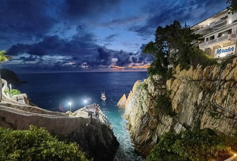 Picture 7 for Activity *Acapulco High Cliff Divers with 2 Drinks by Night