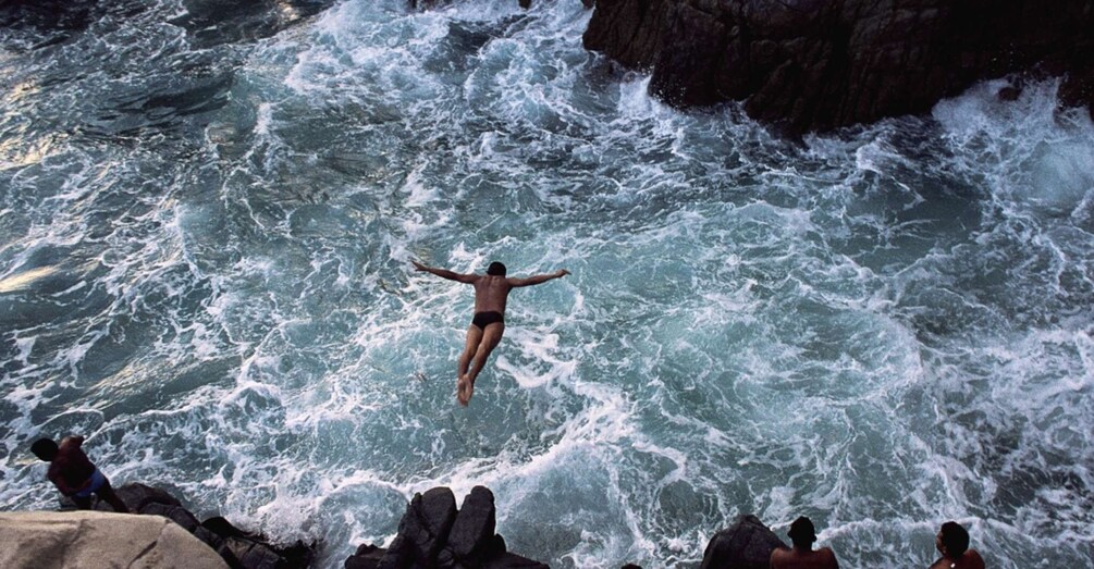 Picture 1 for Activity *Acapulco High Cliff Divers with 2 Drinks by Night