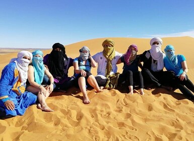 从马拉喀什出发扎古拉 2 日沙漠之旅，骑骆驼出行