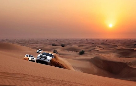 Dubain aavikkosafari, jossa on dyyni-ajelua ja vatsatanssia.