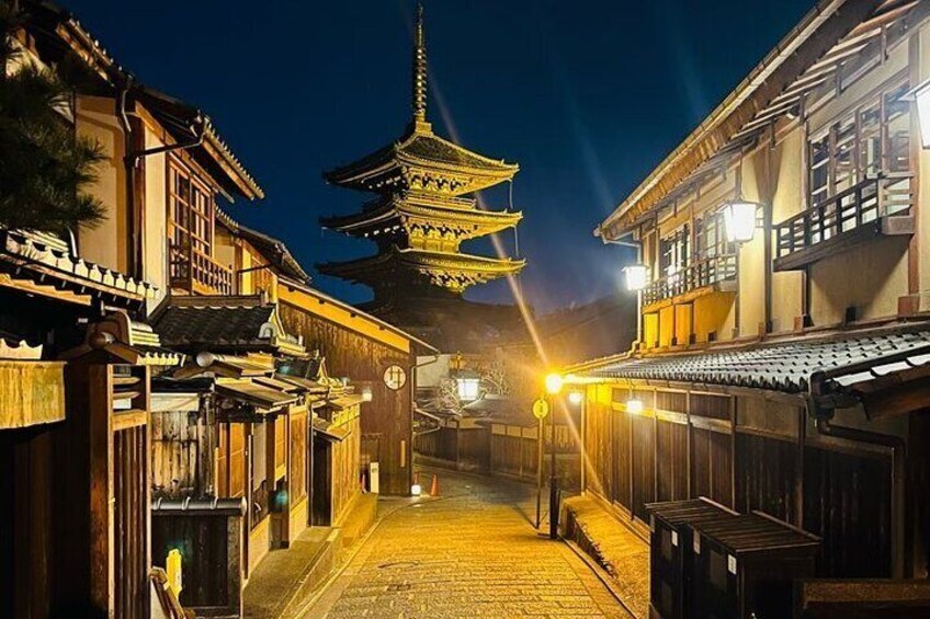 Yasaka Pagoda seen from Sannen-zaka
(night time)