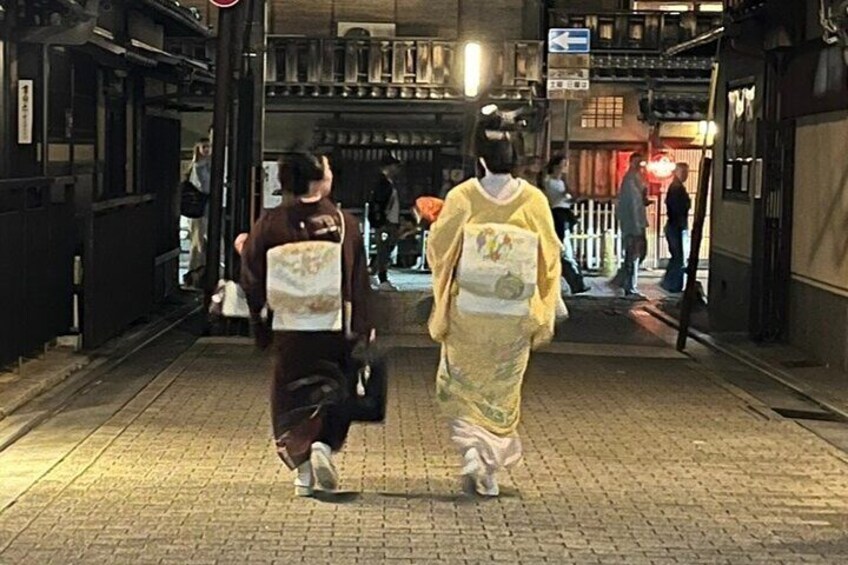 Kyoto:Gion District Night Walking - Small Group Guided Tour.