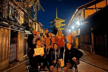 Kyoto:Gion District Night Walking - Small Group Guided Tour.