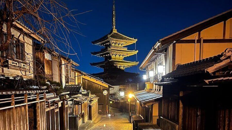 Kyoto: Gion Magical Night Walking Tour