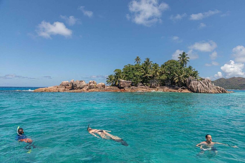 Praslin: Curieuse & St. Pierre Boat Day Trip with BBQ